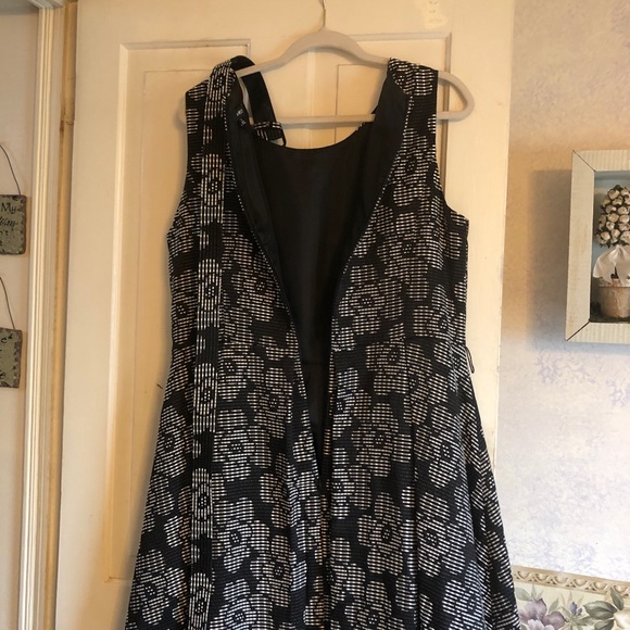 NINE WEST FIT AND FLAIR GORGEOUS DRESS,  SIZE:14 BUST:20.5”,  WAIST:17.5” - Picture 8 of 14